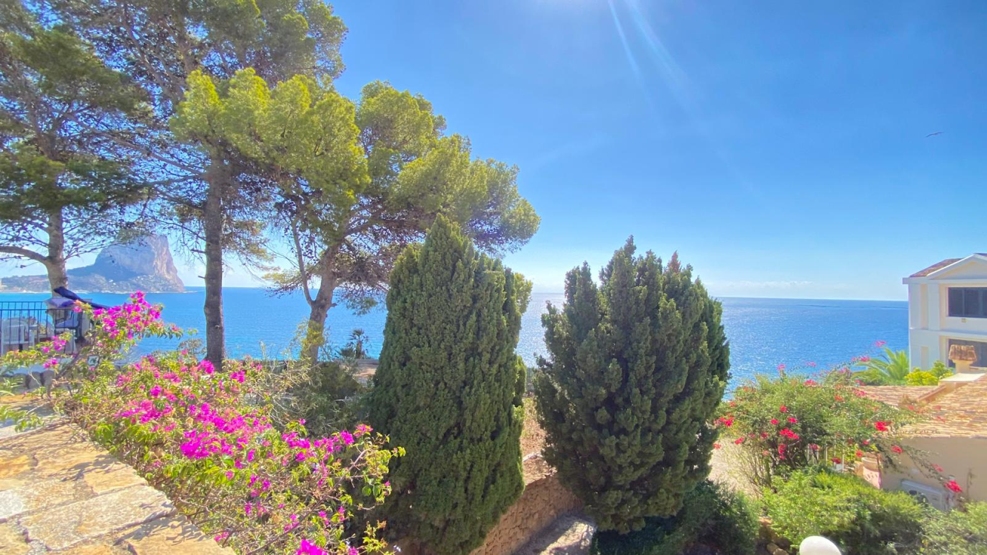 Fantástico apartamento dúplex con vistas panorámicas al mar y al Peñon de Ifach.
