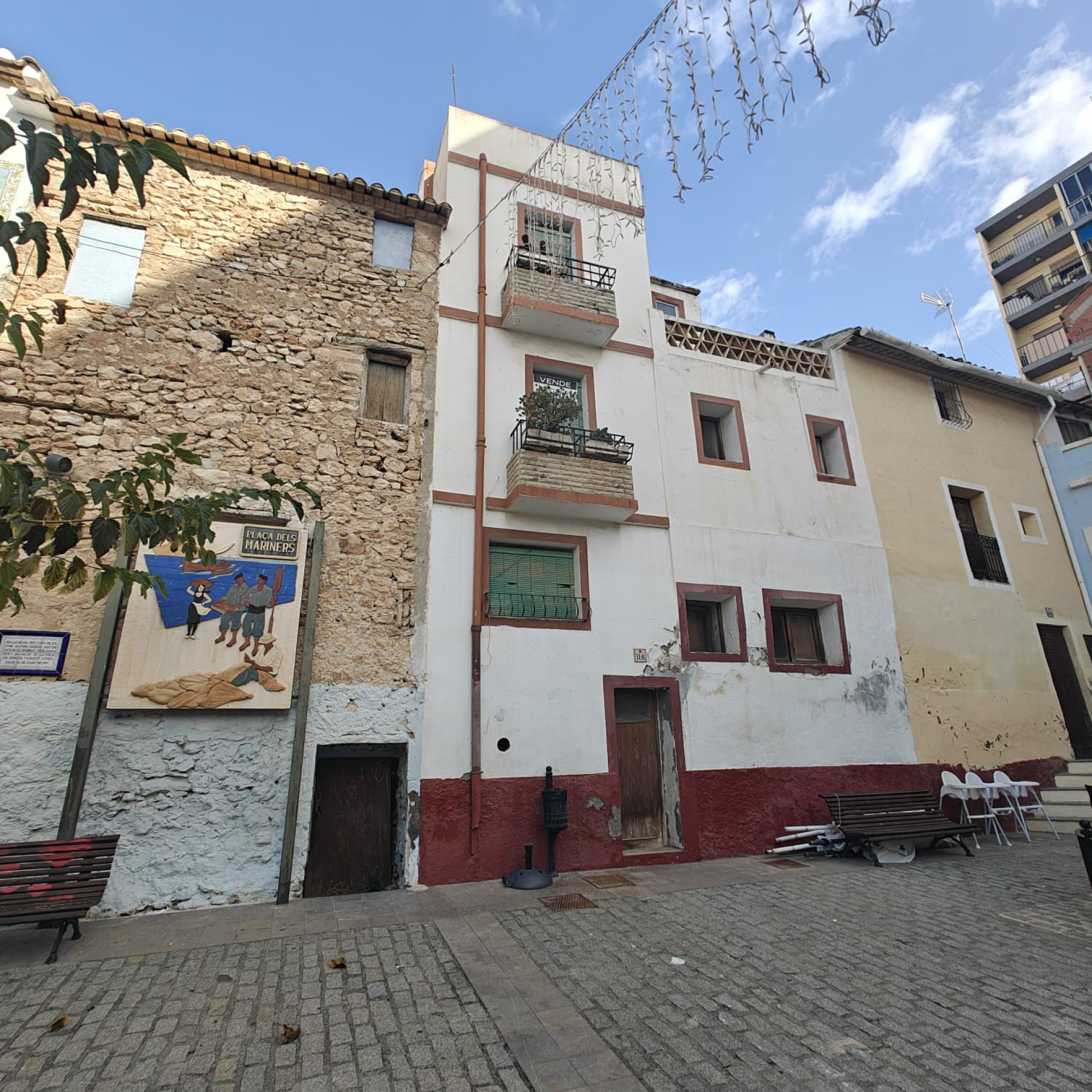 Conjunto de 3 casas en el casco antiguo de Calpe con dos plantas y 2 fachadas a diferentes calles.