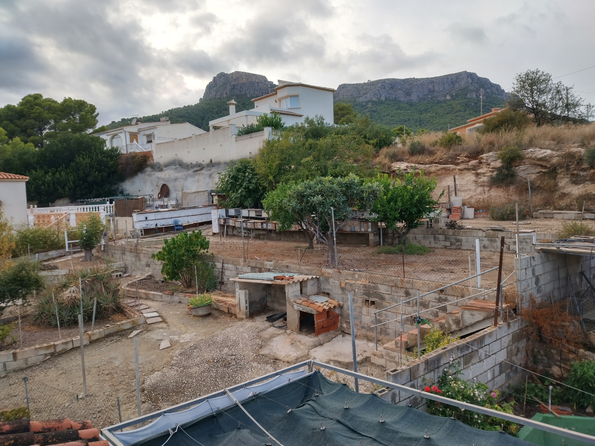 Se vende parcela para la construcción de una casa adosada o casa de pueblo a las afueras de Calpe 