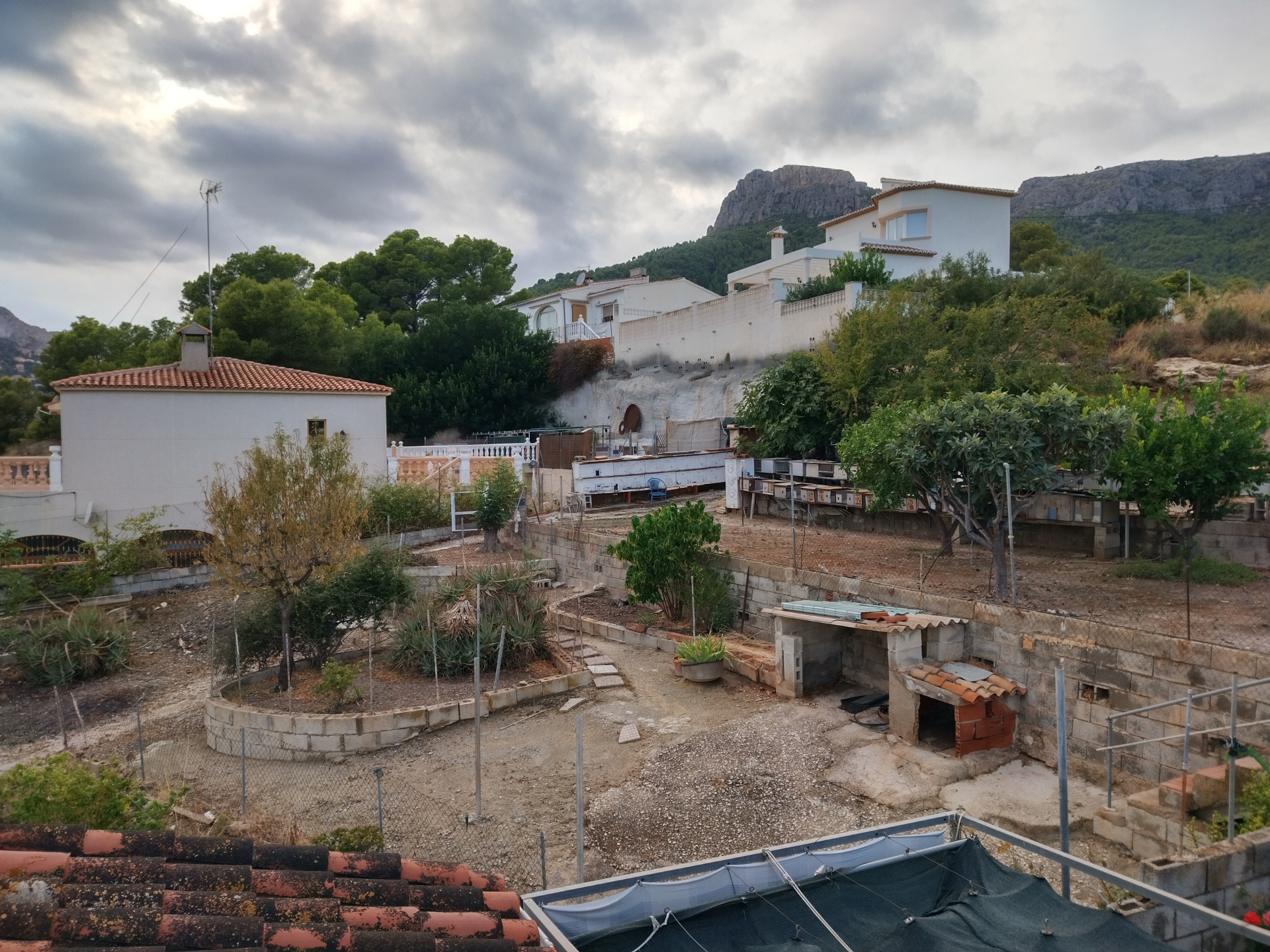 Plot for sale for the construction of a semi-detached house or village house on the outskirts of Calpe.